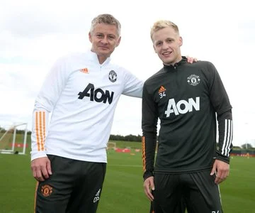 Wakiilka Donny van de Beek Oo Dhaleeceeyay Man United Isagoo