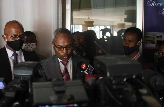 opposition parties and some elected officials boycott the senatorial election