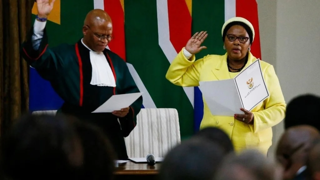 the-defense-minister-mixes-genres-the-opposition-wants-her-departure