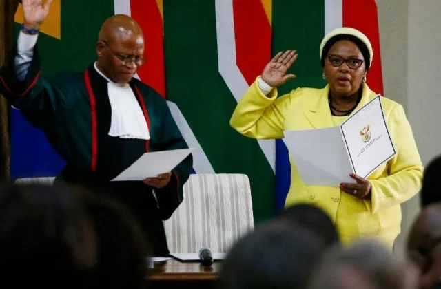 the defense minister mixes genres, the opposition wants her departure