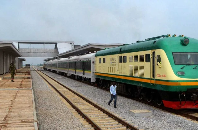 the project to build a railway to Niger is controversial