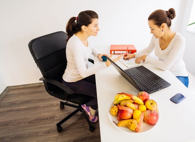 Woman talking to a nutritionist