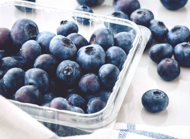 fresh blueberries plastic pint