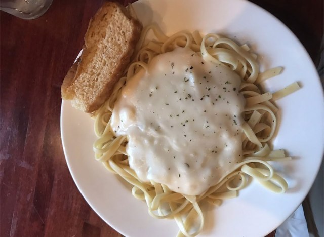 alfredo pasta with garlic bread