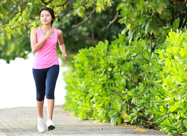 what occurs to your physique when you stroll each day 25 woman walking