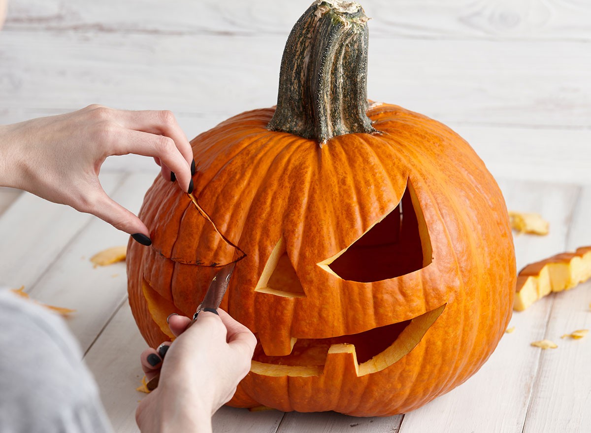17 Tips for Carving a Pumpkin Completely