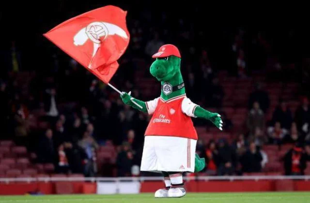 Mesut Ozil Oo Balanqaaday Inuu Bixinayo Mushaharka