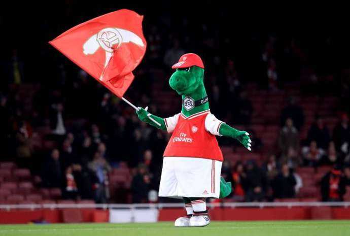 Mesut Ozil Oo Balanqaaday Inuu Bixinayo Mushaharka