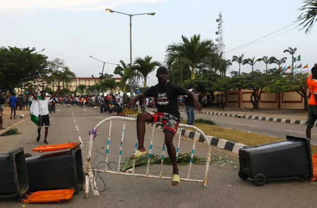 Amnesty says Nigerian police kill protesters challenging curfew in Lagos