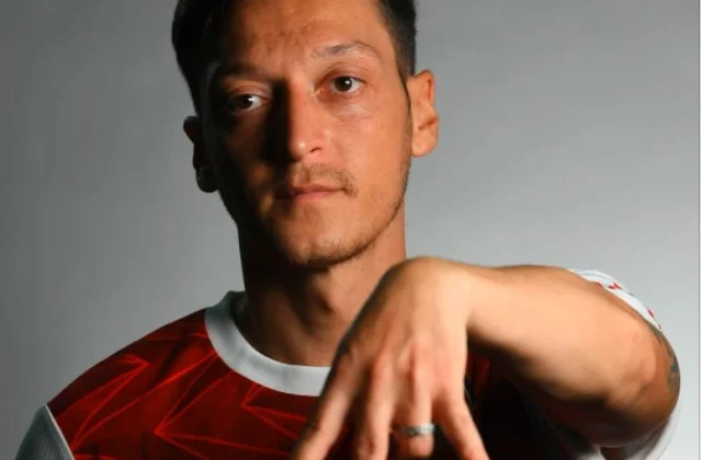 Arsenal Oo Jeex-Jeexeysa Qandaraaska Mesut Ozil, Waqtiga Ay