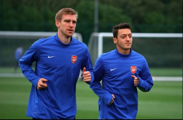 Madaxa Akadeemiga Arsenal Mertesacker Oo Kashifay Sababta Uu