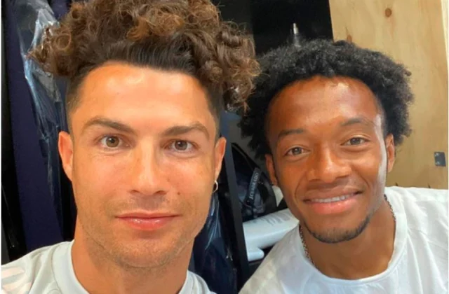Cristiano Ronaldo Oo Timihii Xiirtay Iyadoo Saaxiibtiis