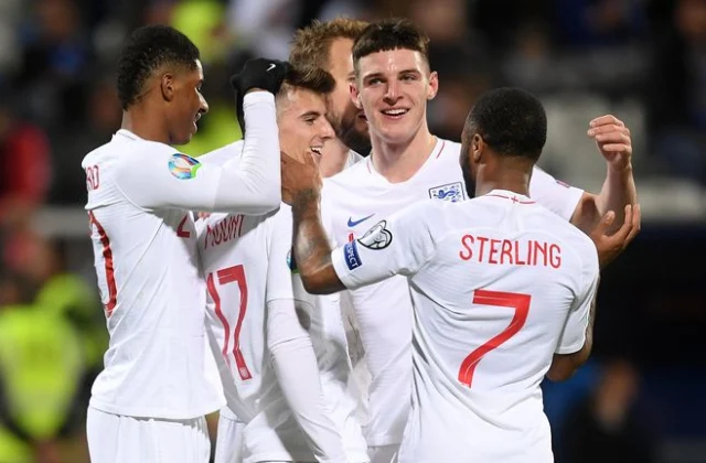 Laba Kamida Xiddigaha England Oo Laga Fasaxay Xulka & Mid