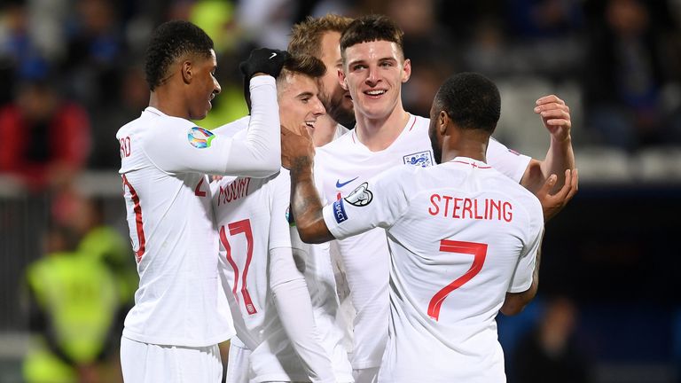 Laba Kamida Xiddigaha England Oo Laga Fasaxay Xulka & Mid