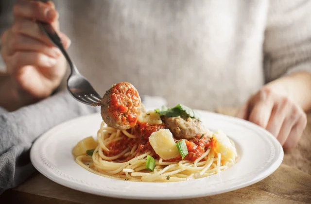 Precisely When to Eat Dinner to Lose Weight, Says Specialists