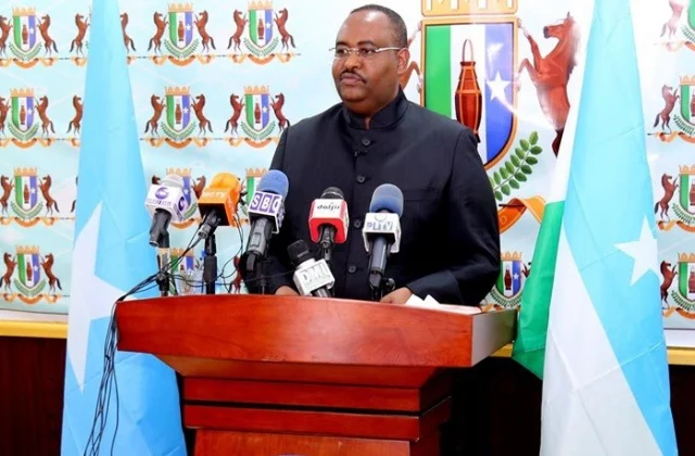 Hogaamiye Deni oo Baarlamaanka Puntland u gudbinaya