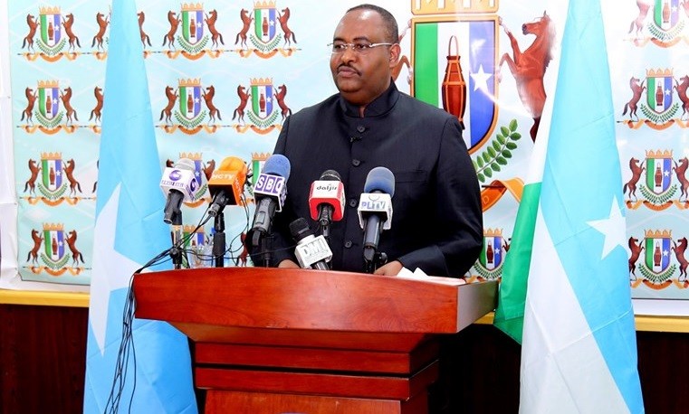 Hogaamiye Deni oo Baarlamaanka Puntland u gudbinaya
