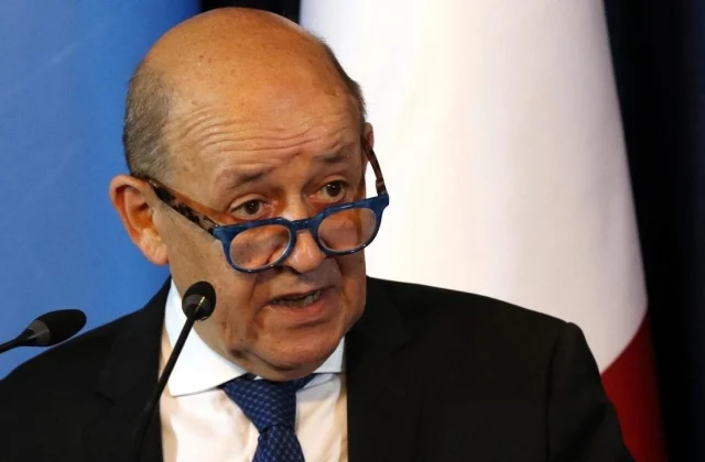 Jean-Yves Le Drian in Mali, first go to for the reason that coup