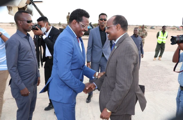 Madaxweyne Qoor-Qoor oo loo gudbiyay cabasho ka dhan ah