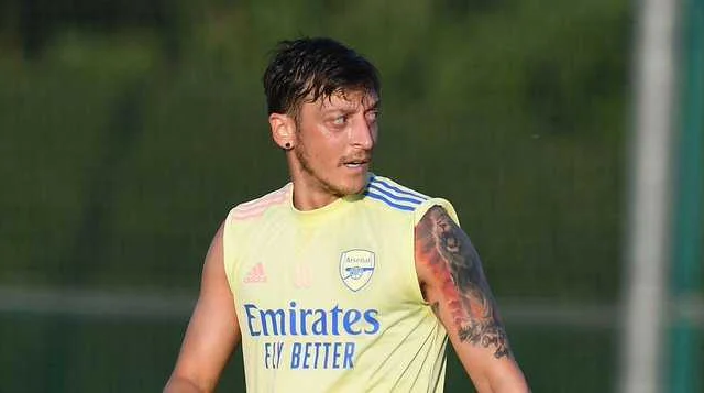 Mesut Ozil Oo Hadalkii Ugu Horreeyey Kasoo Yeedhay Tan Iyo