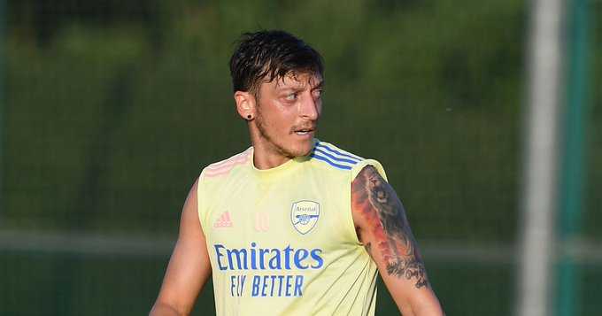 Mesut Ozil Oo Hadalkii Ugu Horreeyey Kasoo Yeedhay Tan Iyo