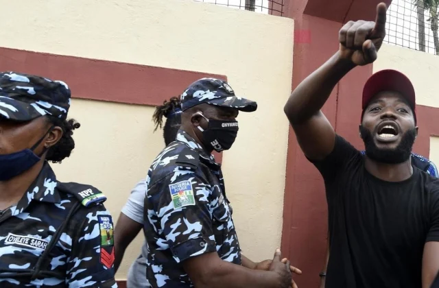 The presidency announces the dissolution of the disputed police unit