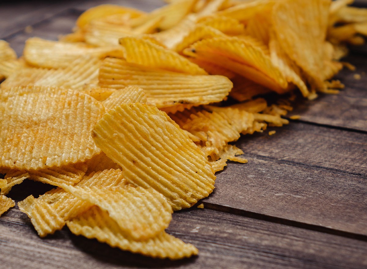 What Occurs to Your Physique When You Eat a Bag of Potato Chips