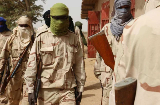 one hundred jihadists and prisoners released by the authorities