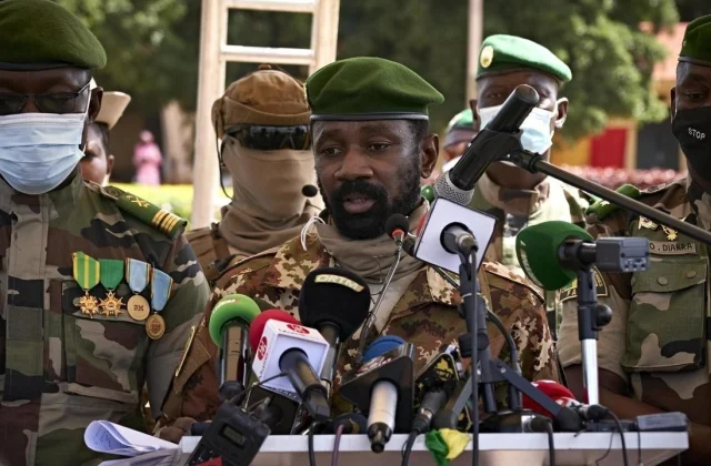 the junta renounces a great privilege for its leader