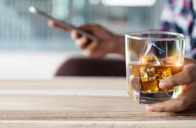 Alcohol Could Truly Cut back This Well being Threat, Examine Finds