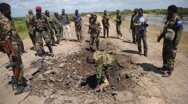 Bomb blast hits army convoy, killing troopers in central