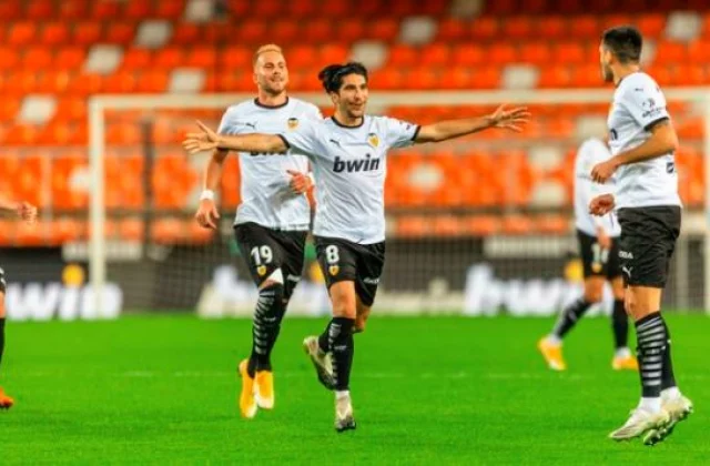 Real Madrid Oo Lagu Xasuuqay Mestalla Stadium, Seddex