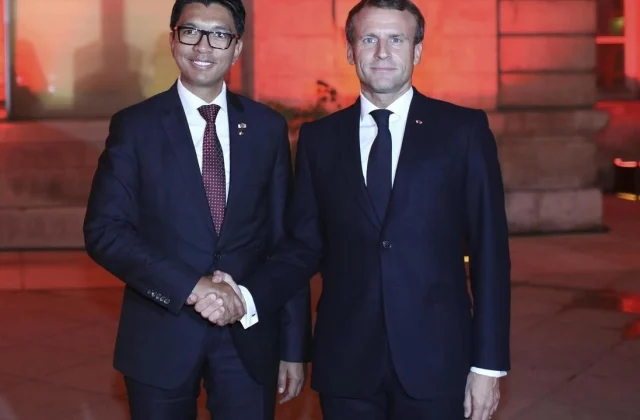 France returns a royal object from the throne to Queen Ranavalona III