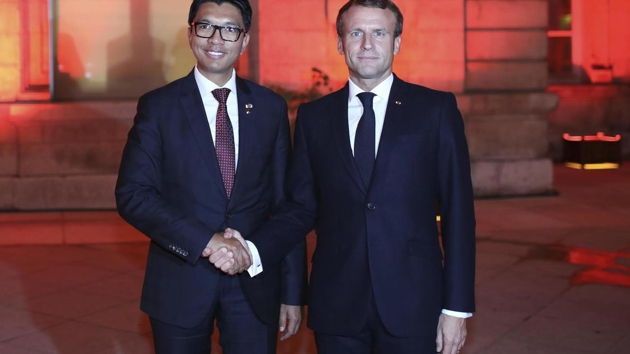 France returns a royal object from the throne to Queen
