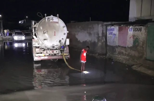 Maamulka Gobolka Banaadir oo bilaabay biyo ka saarista