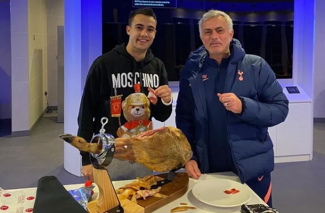 Maxay Tahay Sababta Uu Jose Mourinho LUGTA DOOFAARKA Ugu