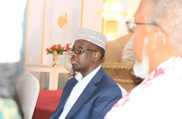 Muxuu salka ku yahaa socdaalka Sheekh Shariif markii 2 aad
