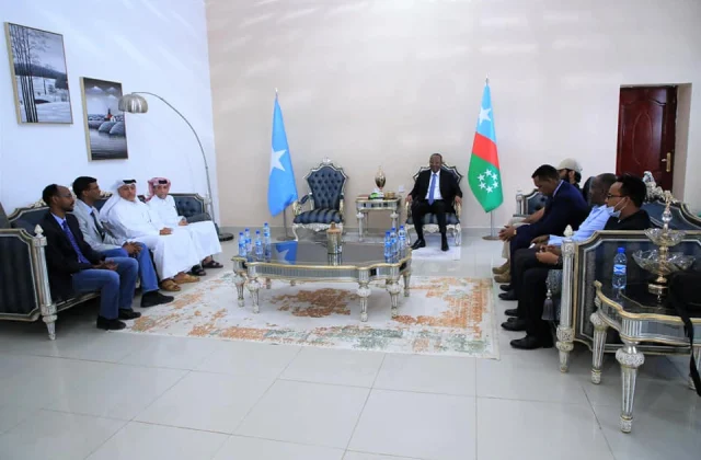 Safiirka Qadar ee Soomaaliya oo Baydhabo u tagay dhagax