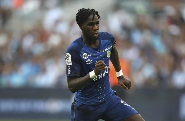 Senegalese Boulaye Dia marks its territory