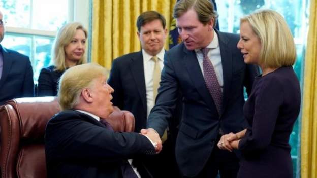 Trump oo shaqada ka eryay sarkaal ka tirsan guddiga