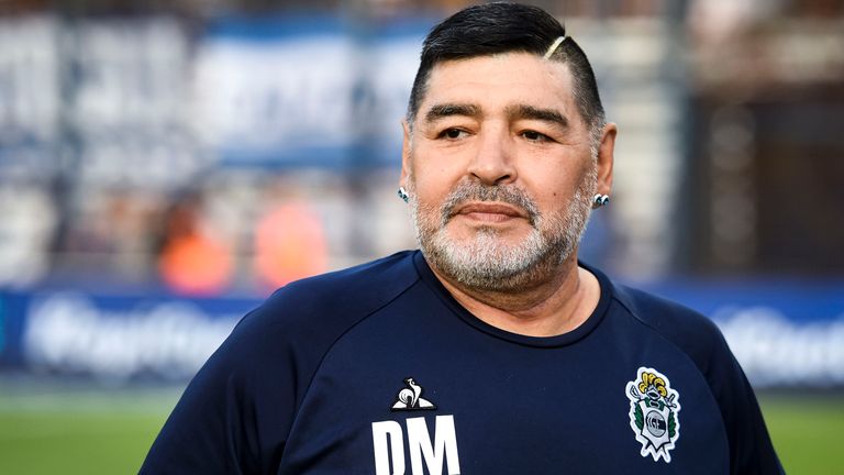 Diego Maradona Oo Dhiig Madaxa Kaga Furmay, Qalliin Deg-deg