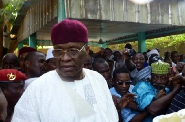 gather in front of Mamadou Tandja’s home to pay tribute to him