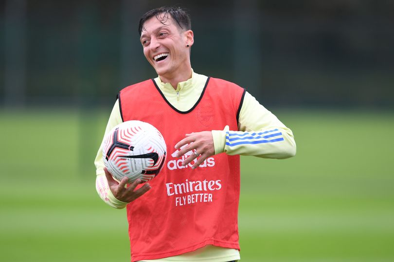 Xiddiga Arsenal Mesut Ozil ayaa fariin u diray saaxiibadiisa ka hor kulanka derbiga