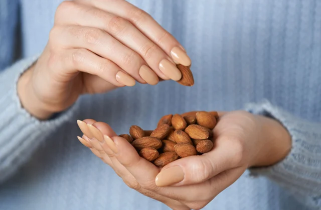 What occurs to your physique once you eat almonds on daily basis