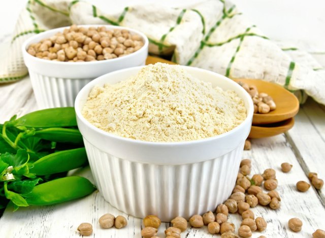 vegan pea protein powder in white ramekin next to whole peas