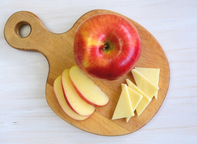 apple slices cheddar cheese