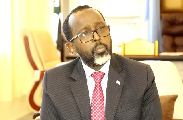 Geelle:- Taliyeyaasha ciidamada waxa aan leeyahay amarka