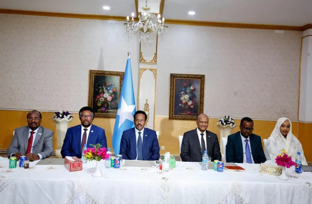 Hogaamiye Farmaajo muxuu kala hadlay Guddoonka Baarlamaanka
