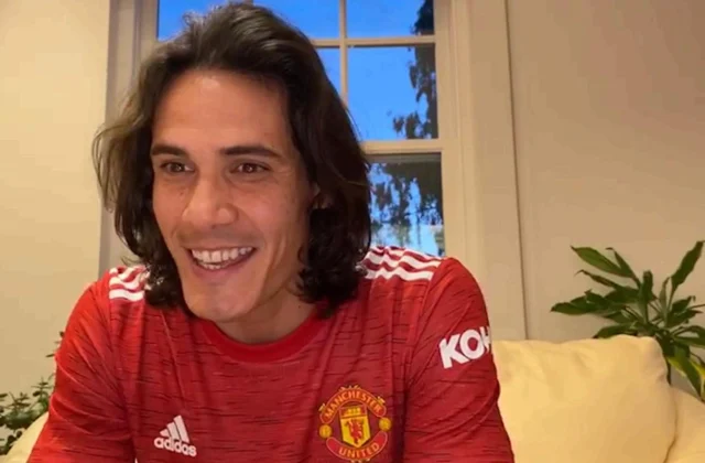 Manchester United oo heshiis cusub qalinka ku duugtay