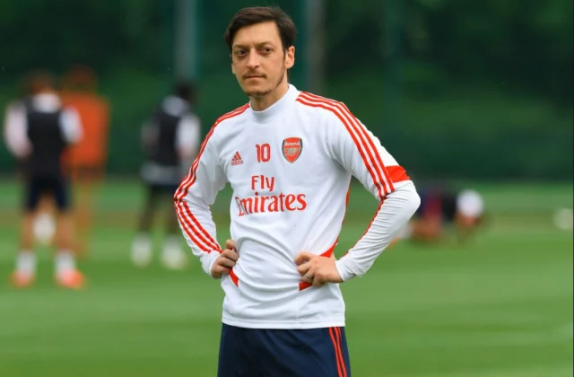 Mesut Ozil ayaa bartiisa Twitter-ka soo dhigay